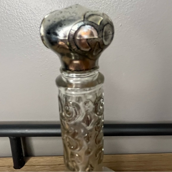 Vintage Avon perfume bottle. Could use a cleaning! - Picture 8 of 16